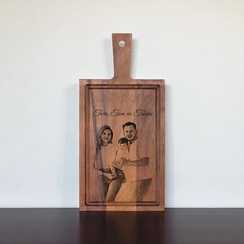 Foto, logo of tekst op borrelplank, snijplank, hapjesplank graveren - walnoot -  33cm x 16cm